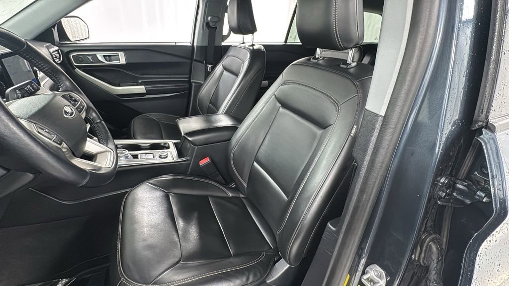 Used 2022 Ford Explorer XLT w/ Equipment Group 202A image 10