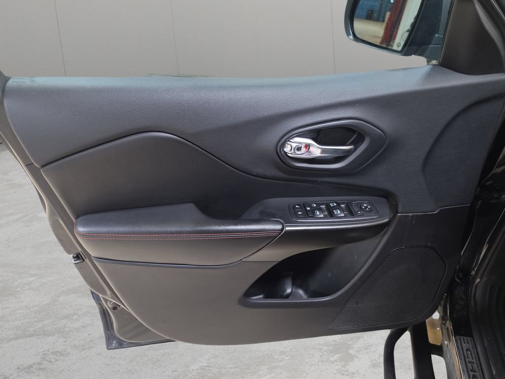 Used 2019 Jeep Cherokee Trailhawk AWD/4WD image 13