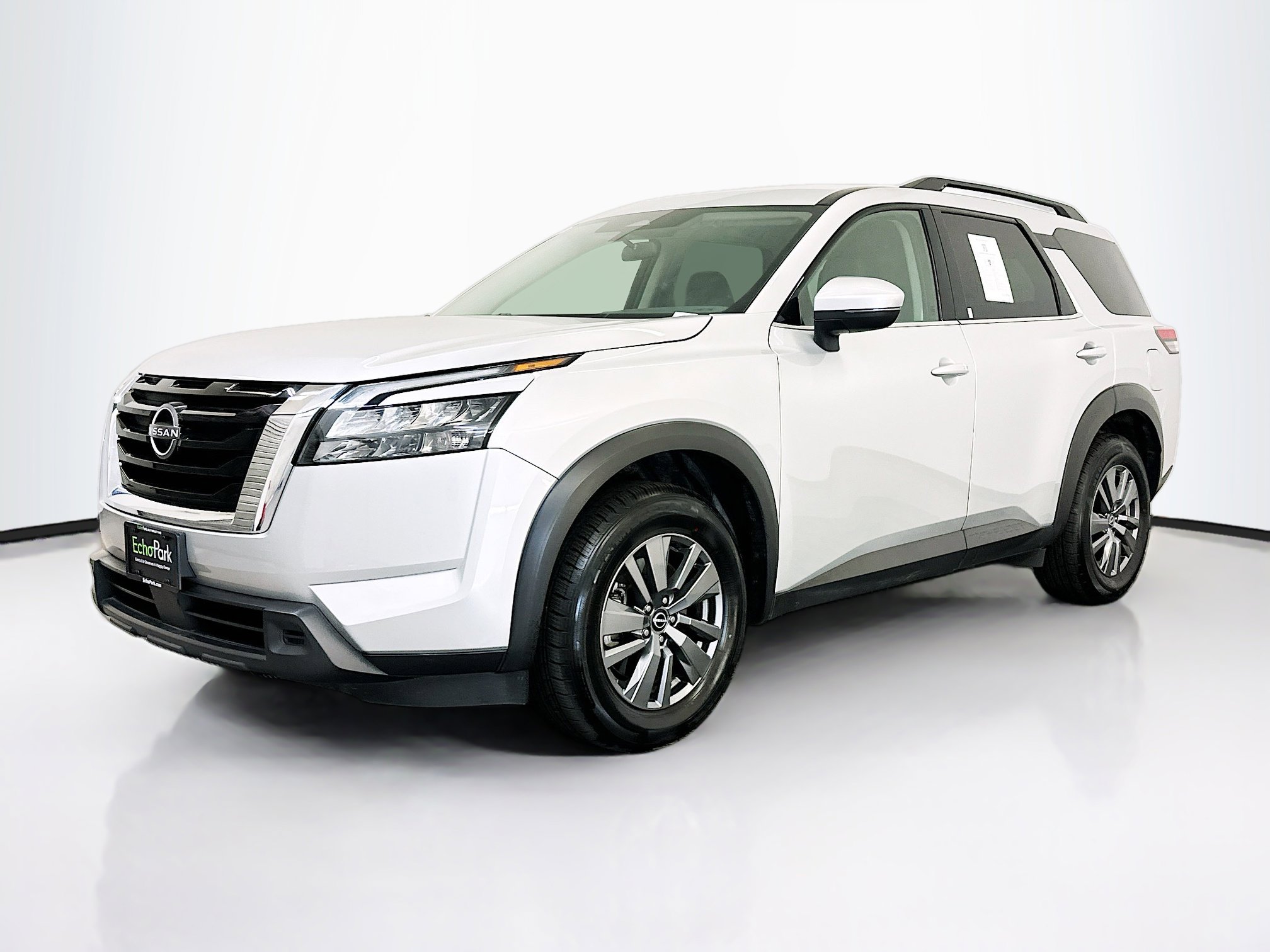 Used 2025 Nissan Pathfinder SV image 3