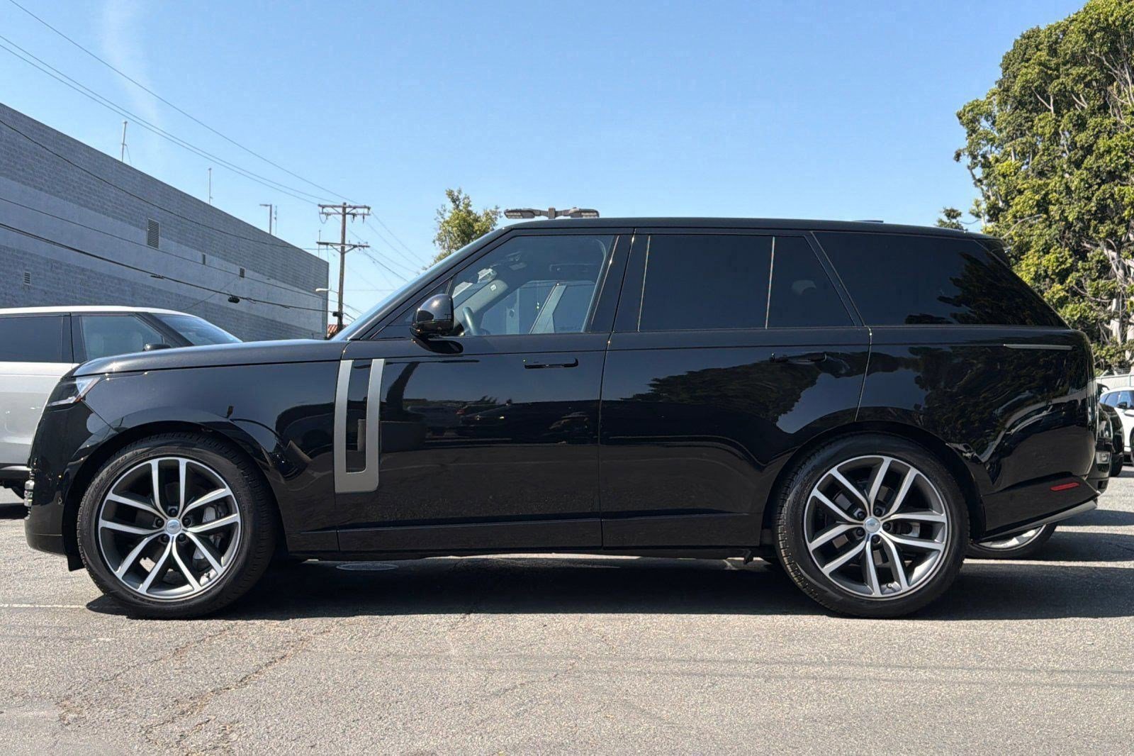 Used 2024 Land Rover Range Rover SE AWD/4WD image 2
