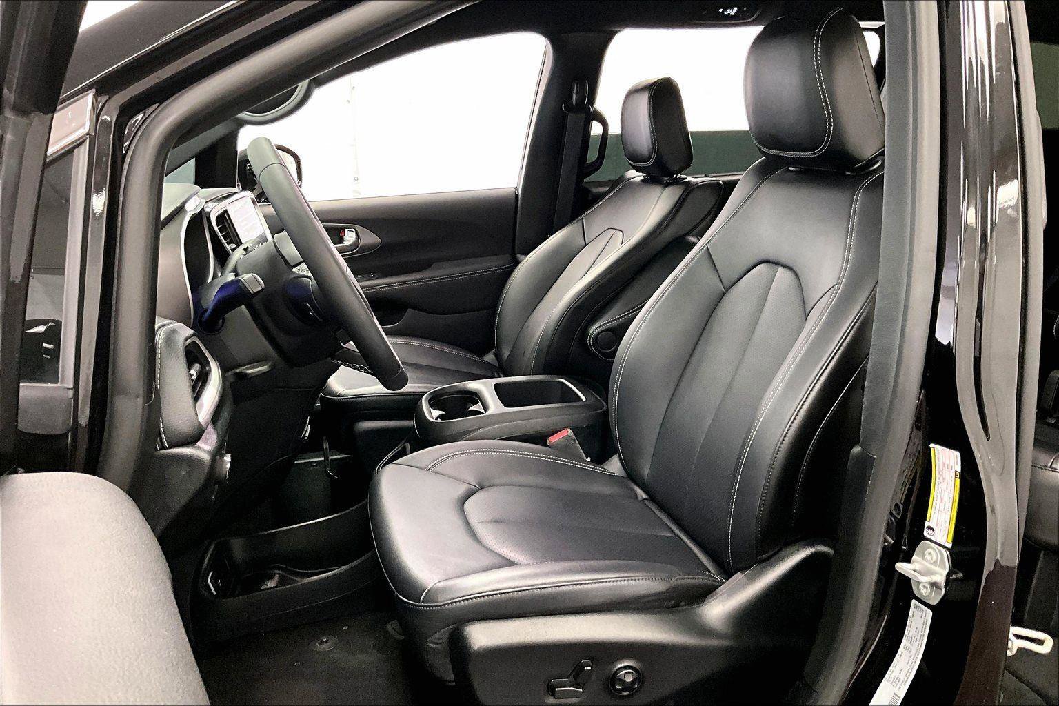 Used 2025 Chrysler Pacifica Select image 24