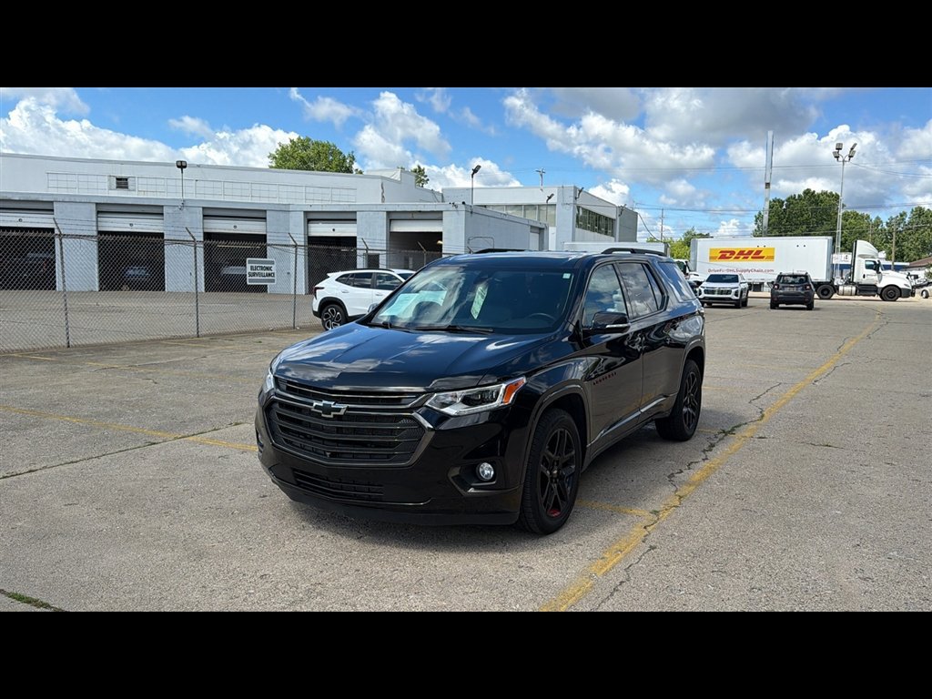 Used 2021 Chevrolet Traverse Premier w/ Redline Edition AWD/4WD image 2