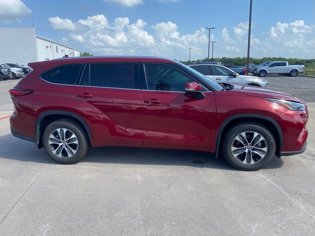 Used 2021 Toyota Highlander XLE FWD image 6