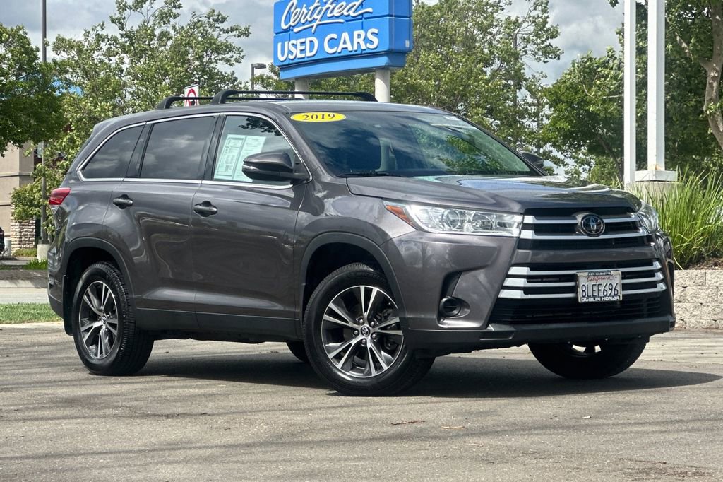 Used 2019 Toyota Highlander LE video 2