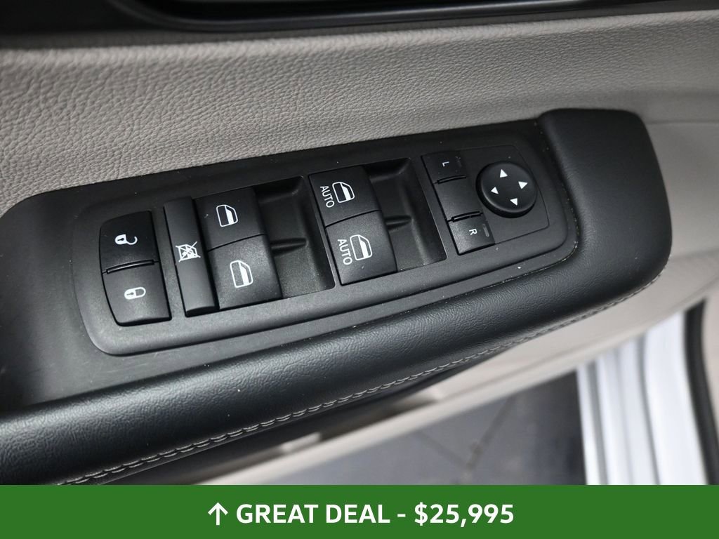 Used 2024 Chrysler Pacifica Limited FWD image 30