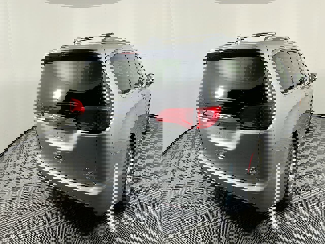 Used 2018 Chrysler Pacifica Limited image 3