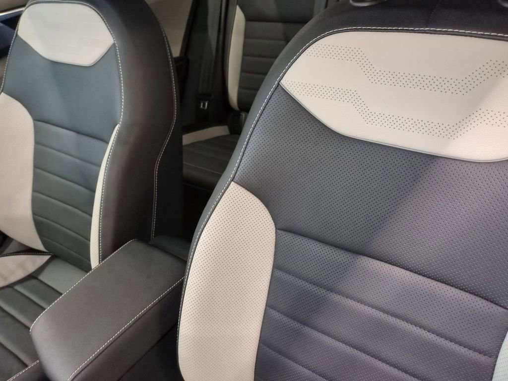 Used 2025 Volkswagen Taos SEL image 17