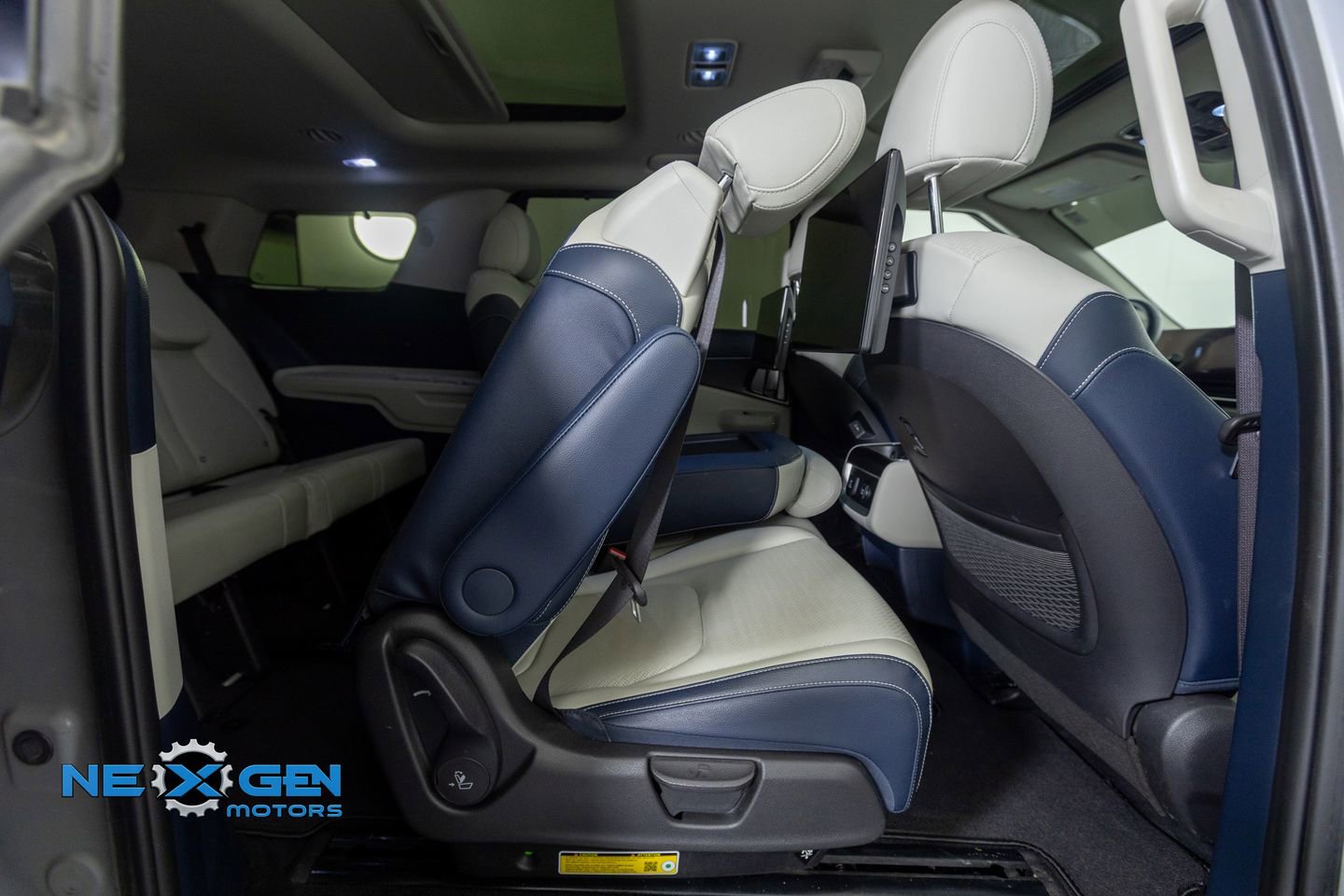 Used 2025 Kia Carnival SX Prestige FWD image 38