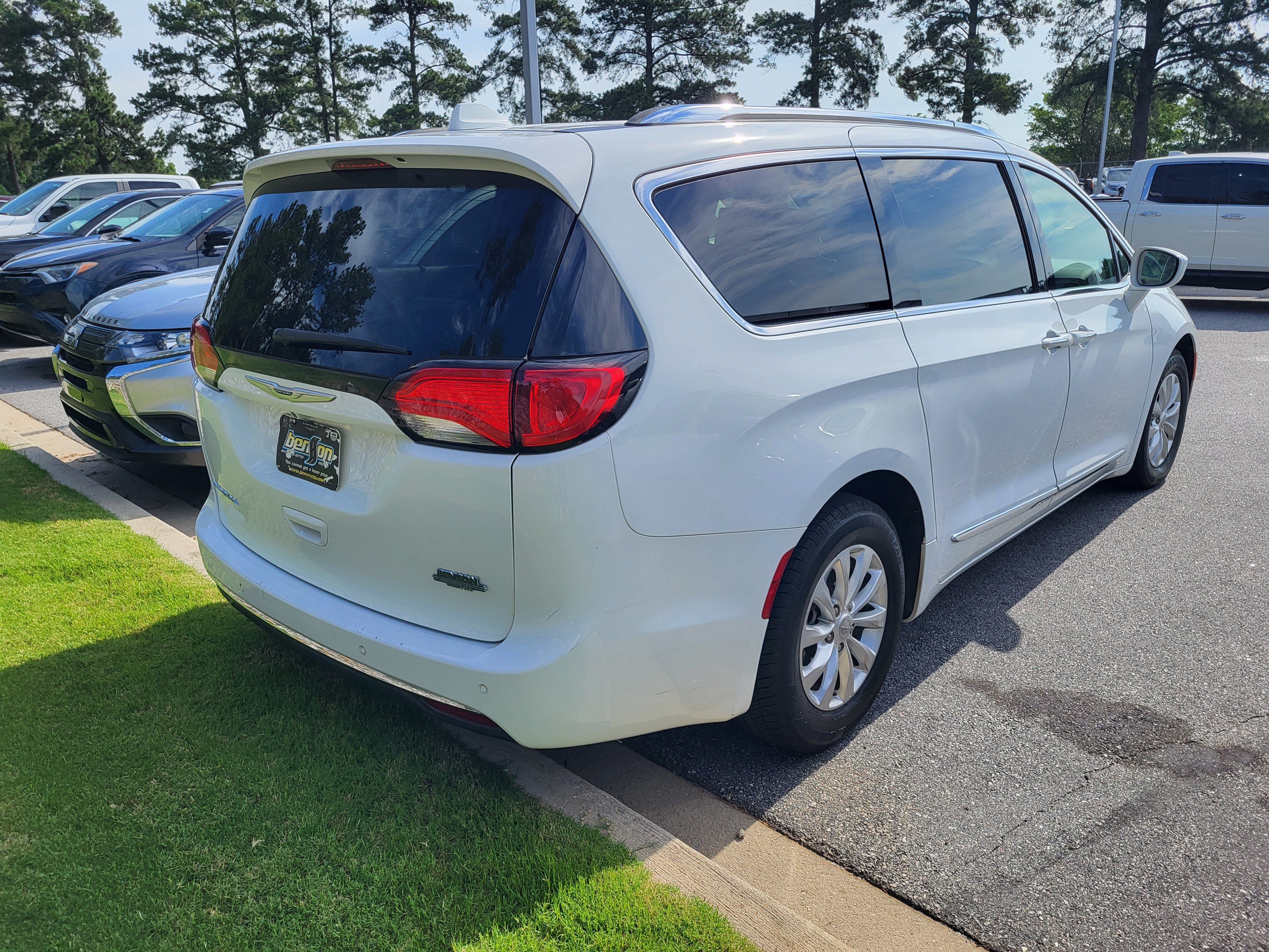 Used 2018 Chrysler Pacifica Touring-L Plus FWD image 4