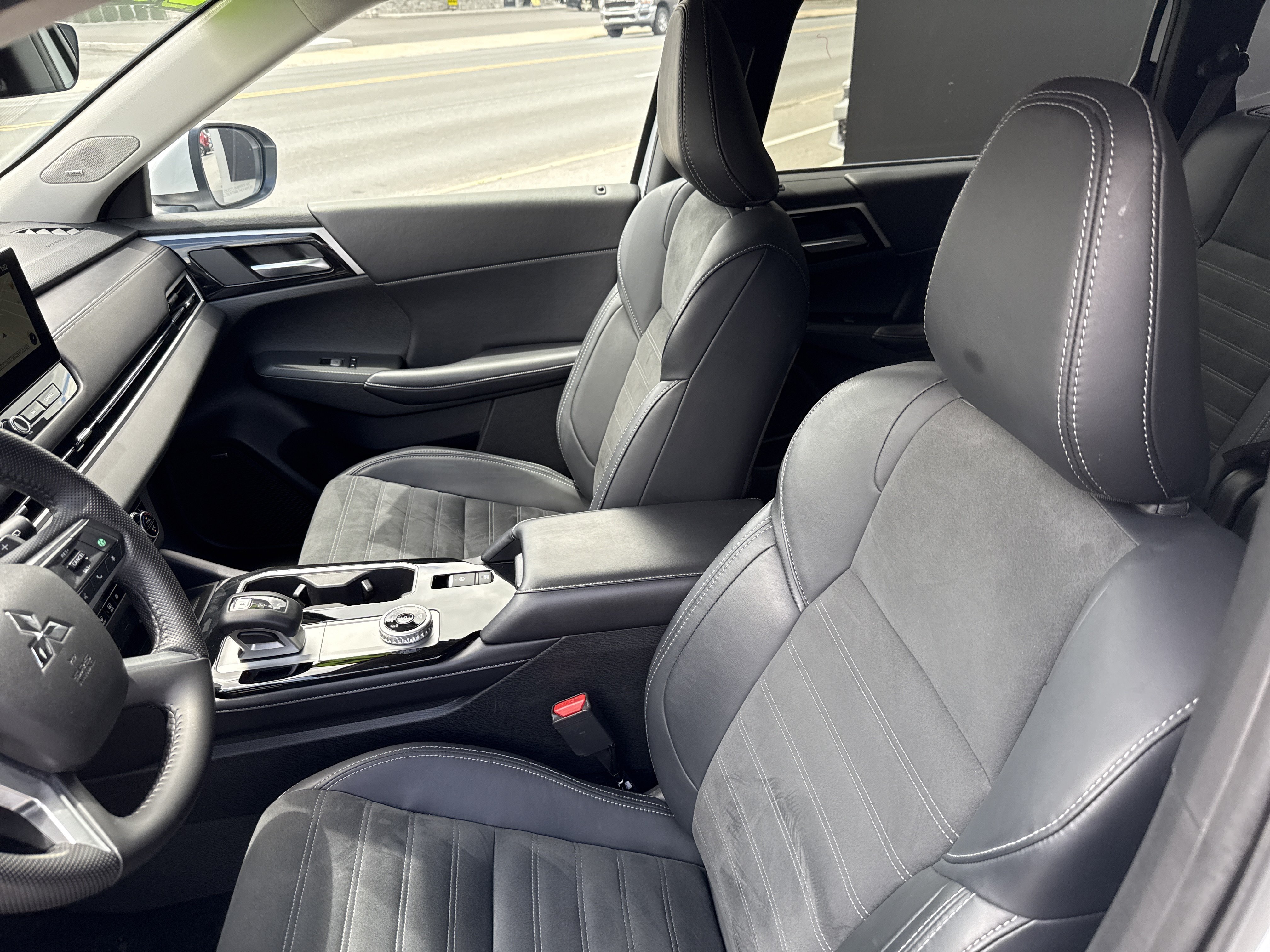 Used 2025 Mitsubishi Outlander SE AWD/4WD image 12