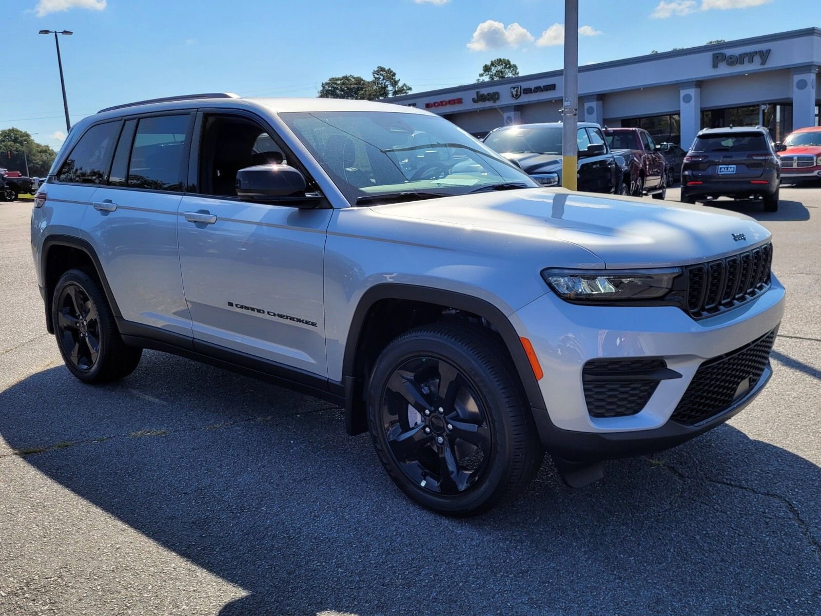 New 2025 Jeep Grand Cherokee Altitude image 14
