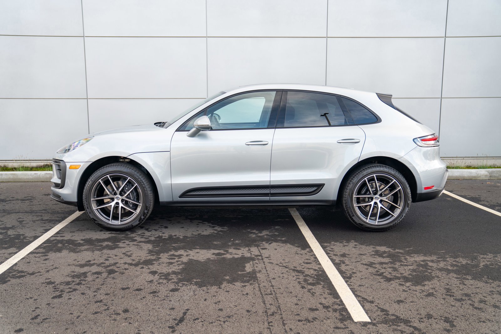 Certified 2025 Porsche Macan image 2