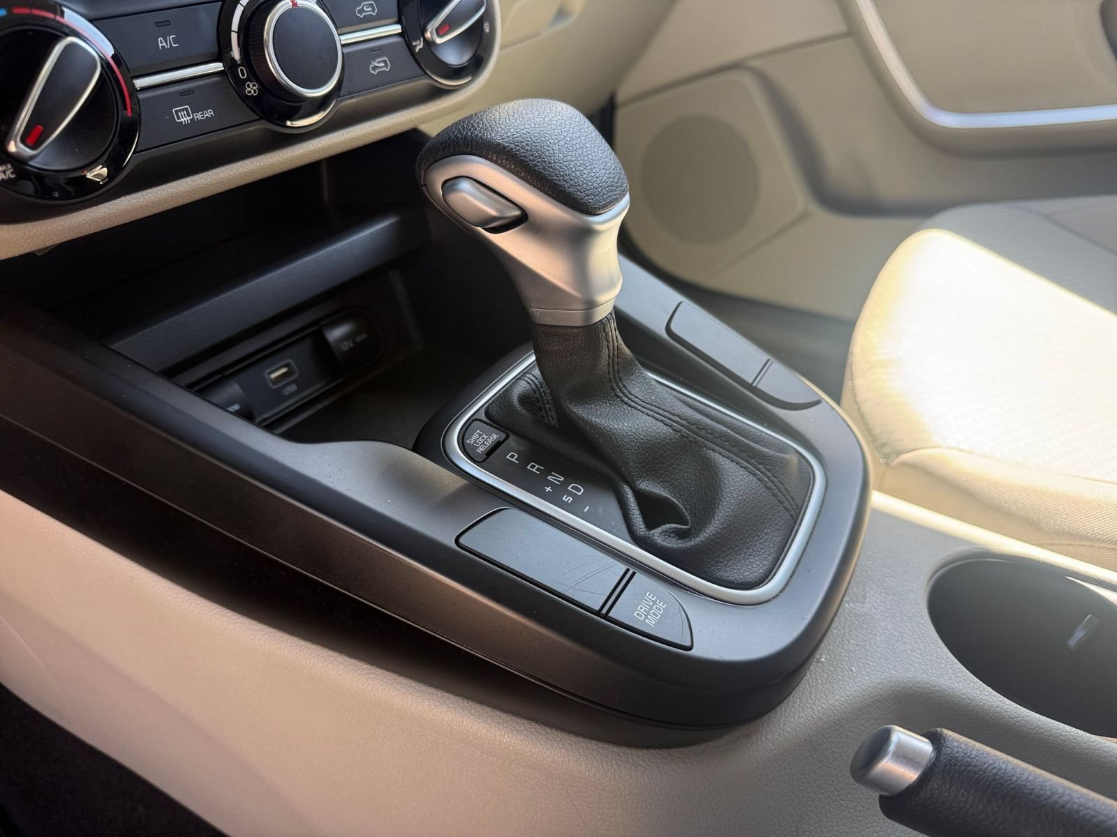 Used 2025 Kia Soul LX w/ LX Technology Package FWD image 37