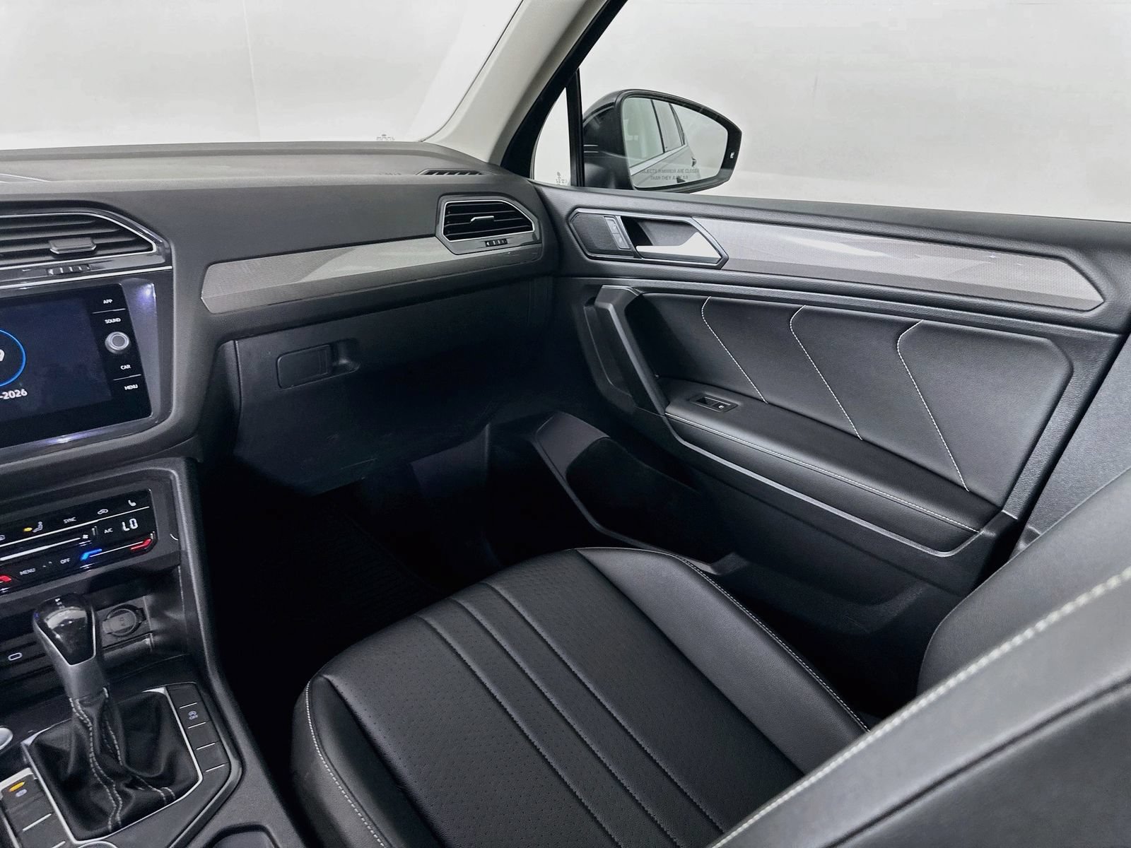 Certified 2023 Volkswagen Tiguan SE w/ Panoramic Sunroof Package AWD/4WD image 23
