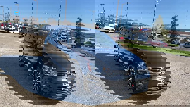 Used 2015 Volkswagen Golf S image 3