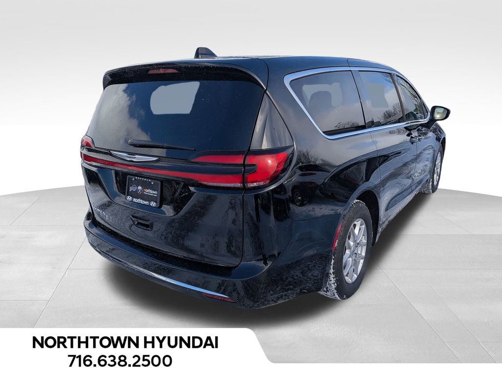 Used 2024 Chrysler Pacifica Touring-L image 13