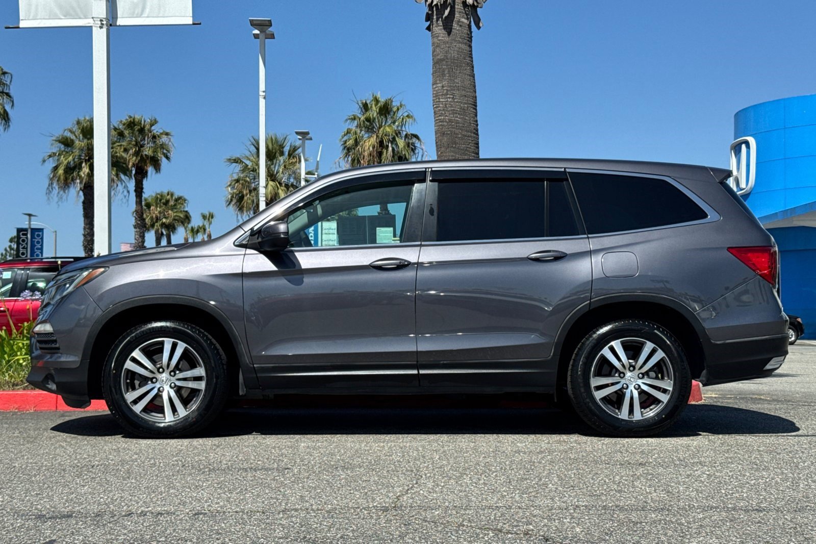 Used 2017 Honda Pilot EX image 2
