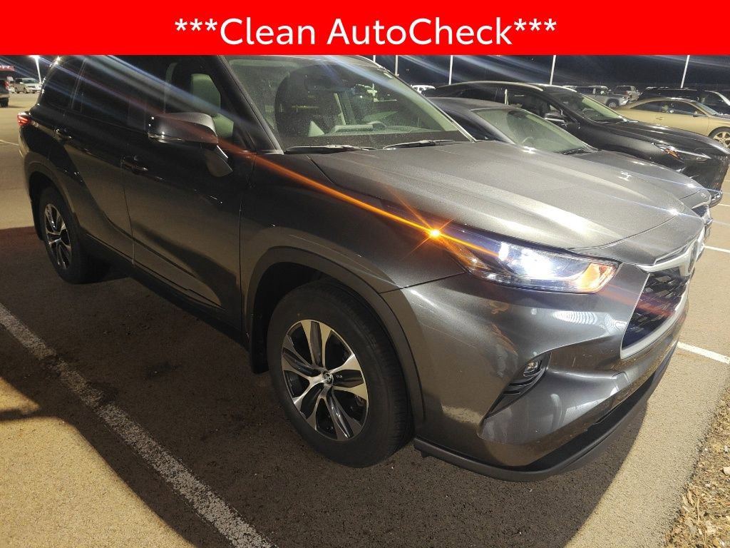 Used 2023 Toyota Highlander XLE image 3