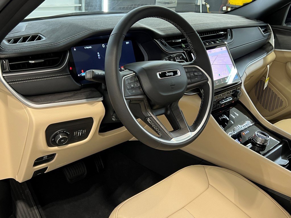 New 2025 Jeep Grand Cherokee Limited w/ Luxury Tech Group II image 13
