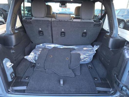 Used 2025 Jeep Wrangler Unlimited Sahara image 13