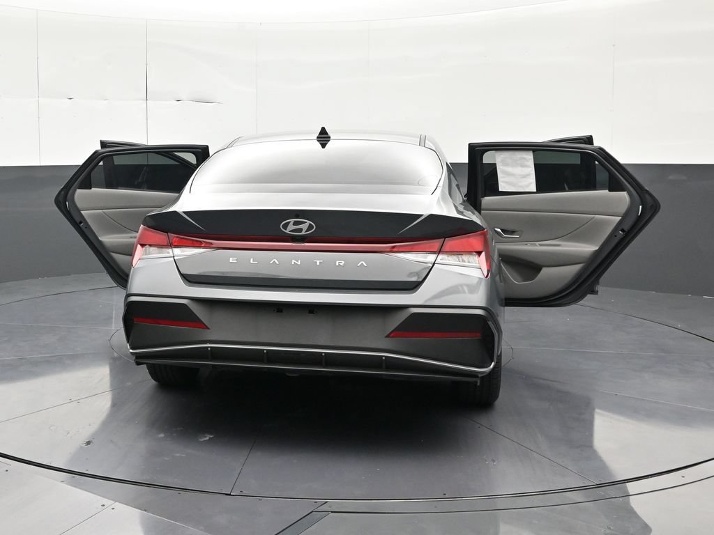 Used 2024 Hyundai Elantra SEL FWD image 33