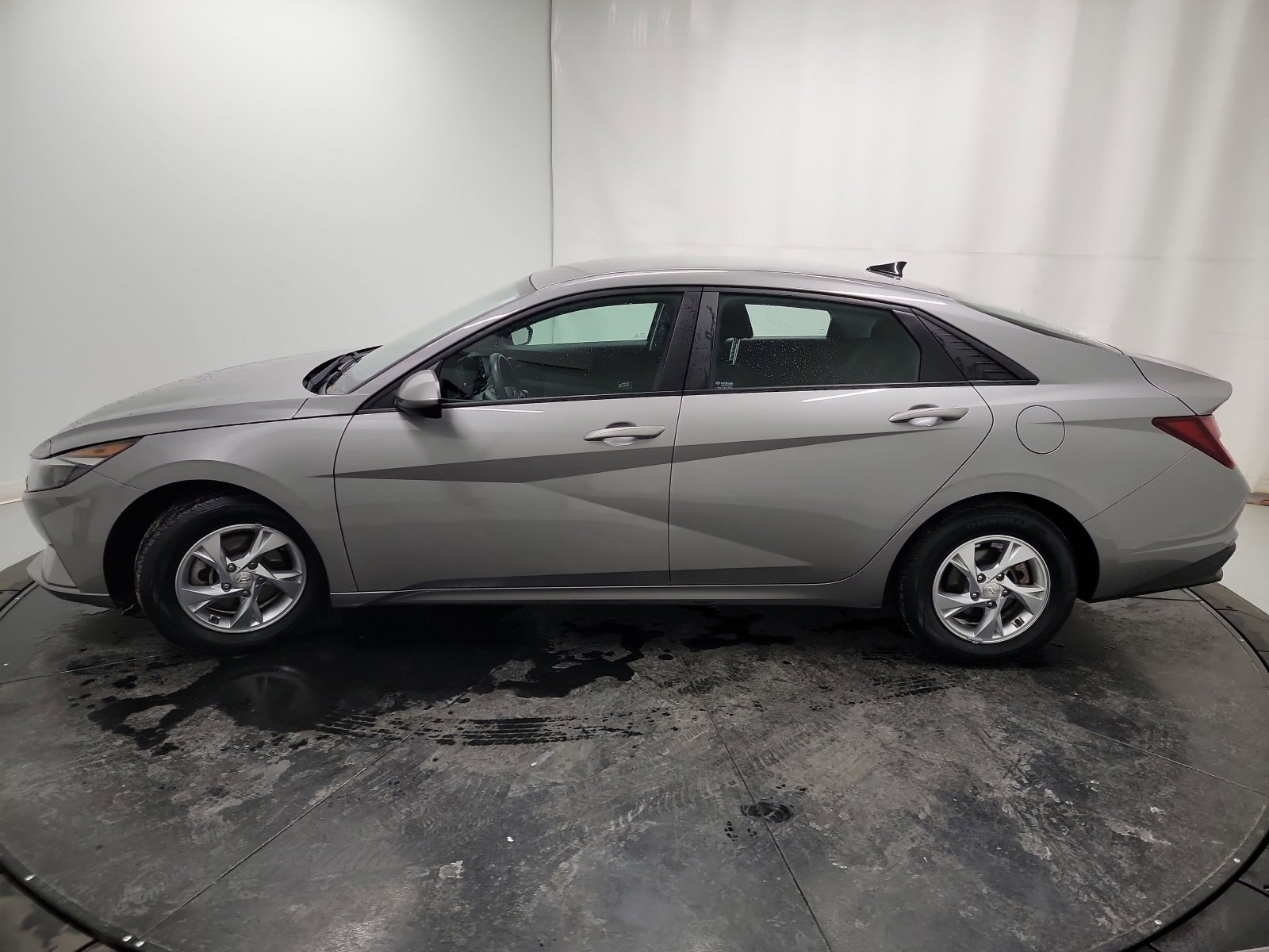 Used 2021 Hyundai Elantra SE w/ Cargo Package image 4