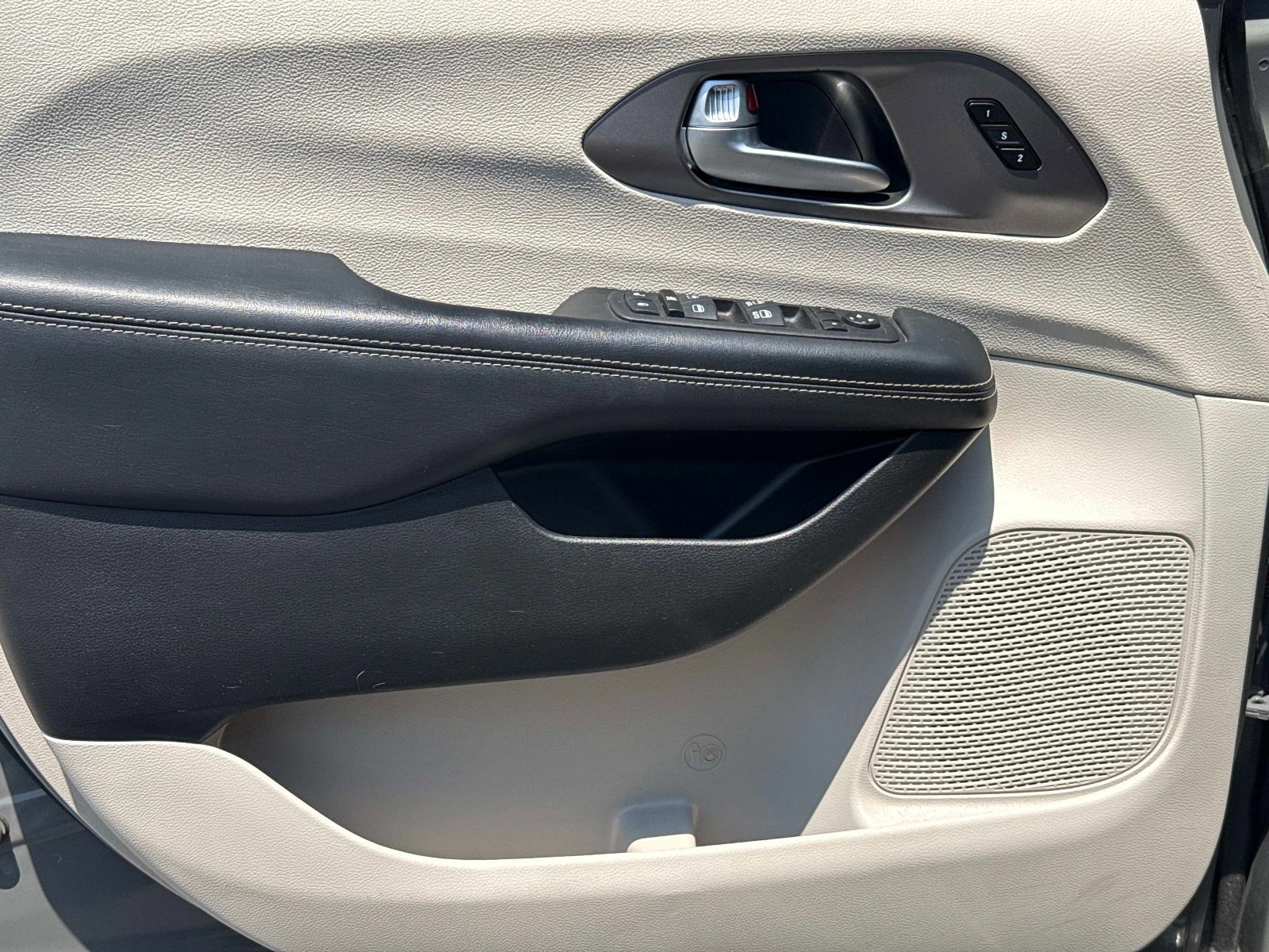 Used 2023 Chrysler Pacifica Touring-L FWD image 20