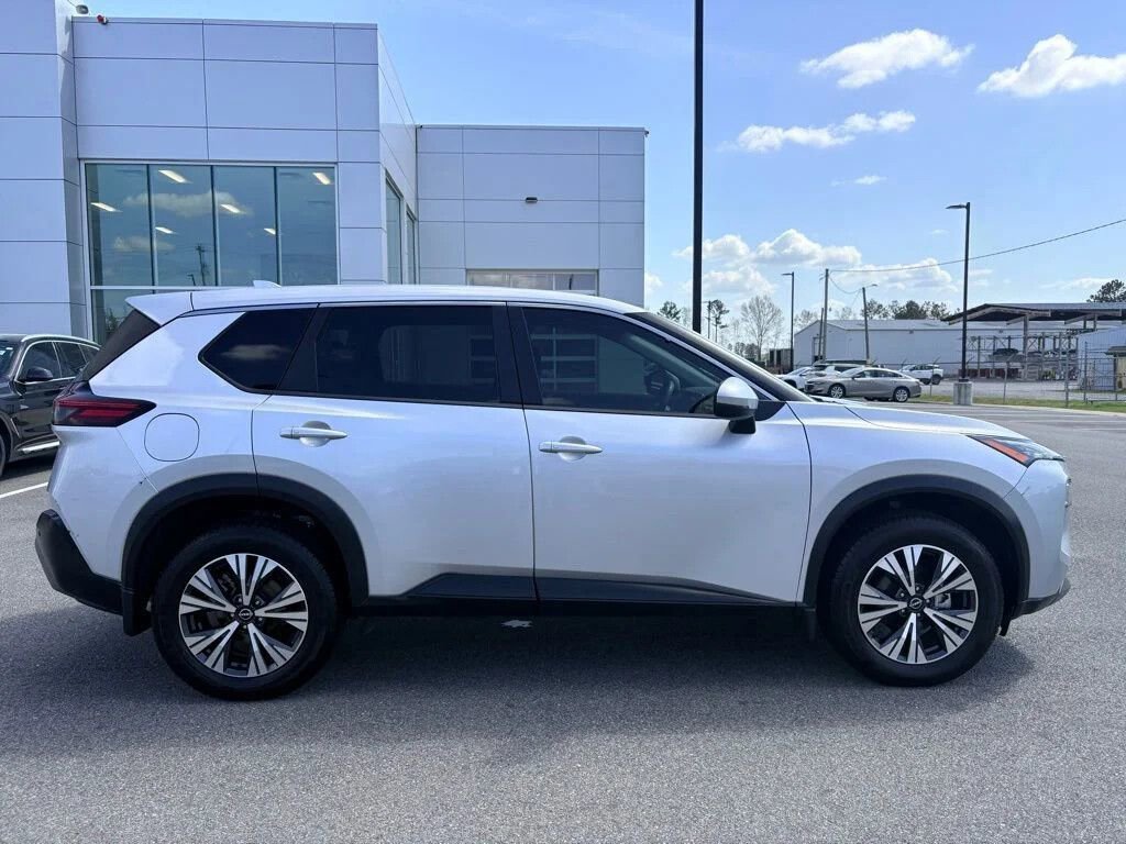 Used 2022 Nissan Rogue SV FWD image 3
