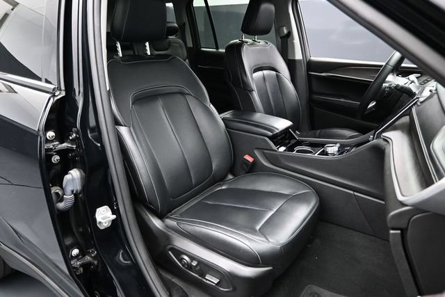 Used 2023 Jeep Grand Cherokee Limited w/ Black Appearance Package AWD/4WD image 17