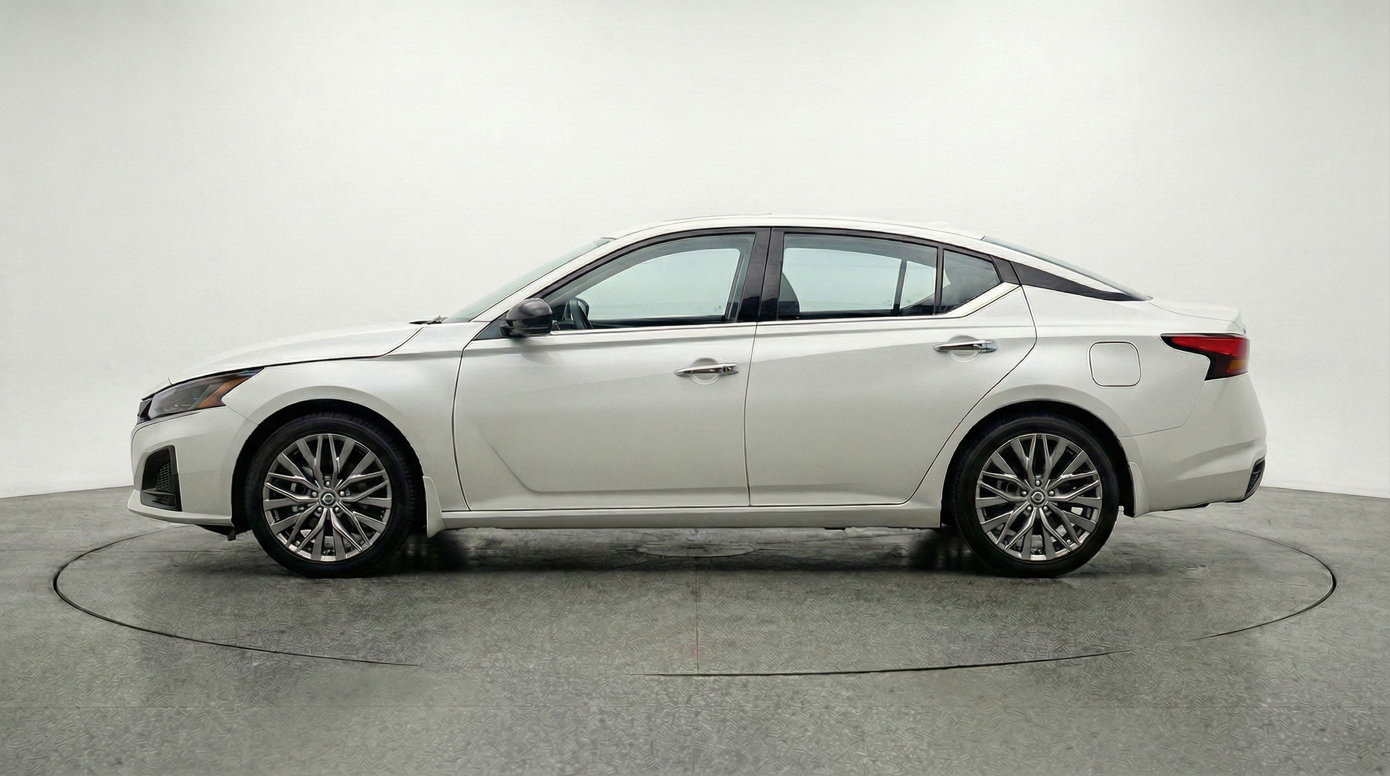 Used 2025 Nissan Altima 2.5 SV FWD image 5