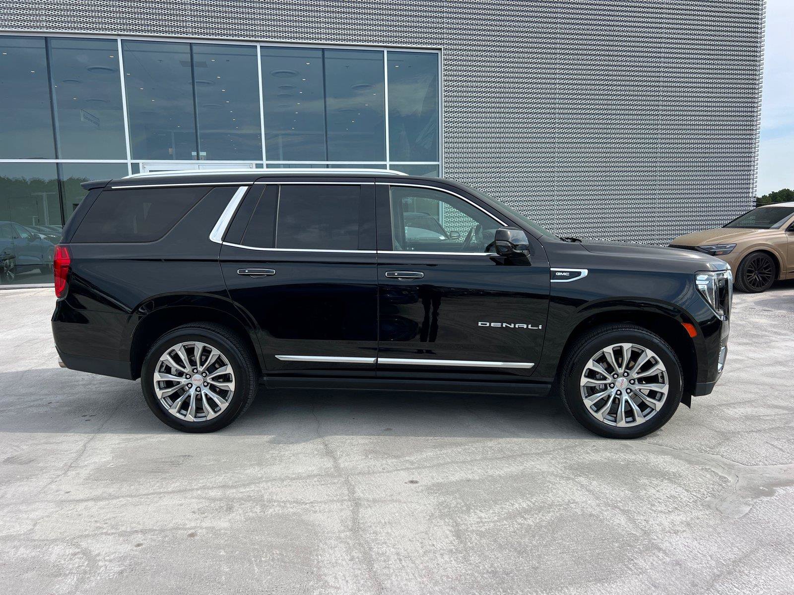 Used 2021 GMC Yukon Denali w/ Denali Premium Package AWD/4WD image 4