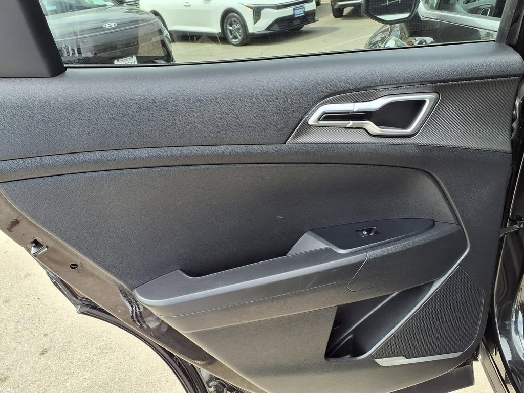 Used 2025 Kia Sportage LX FWD image 9
