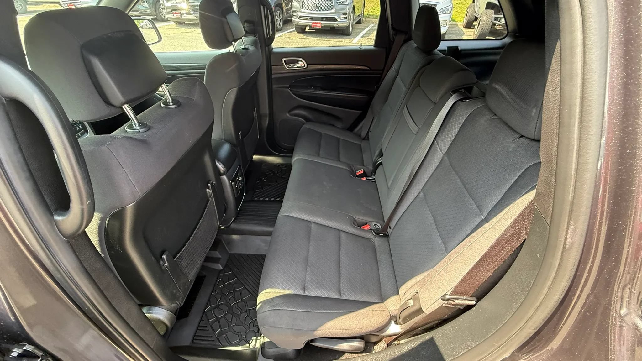 Used 2019 Jeep Grand Cherokee Laredo AWD/4WD image 29
