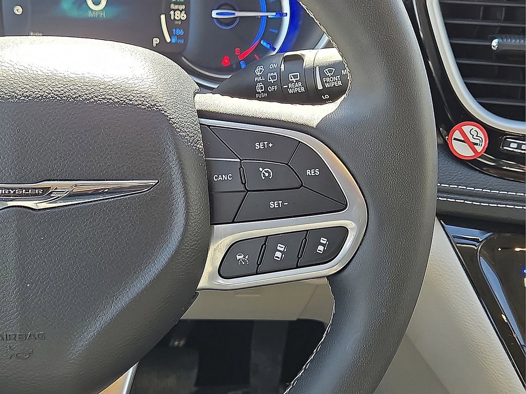 Used 2024 Chrysler Pacifica Select image 20