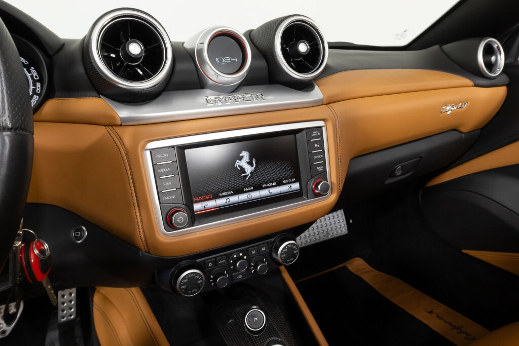 Used 2016 Ferrari California T RWD image 37