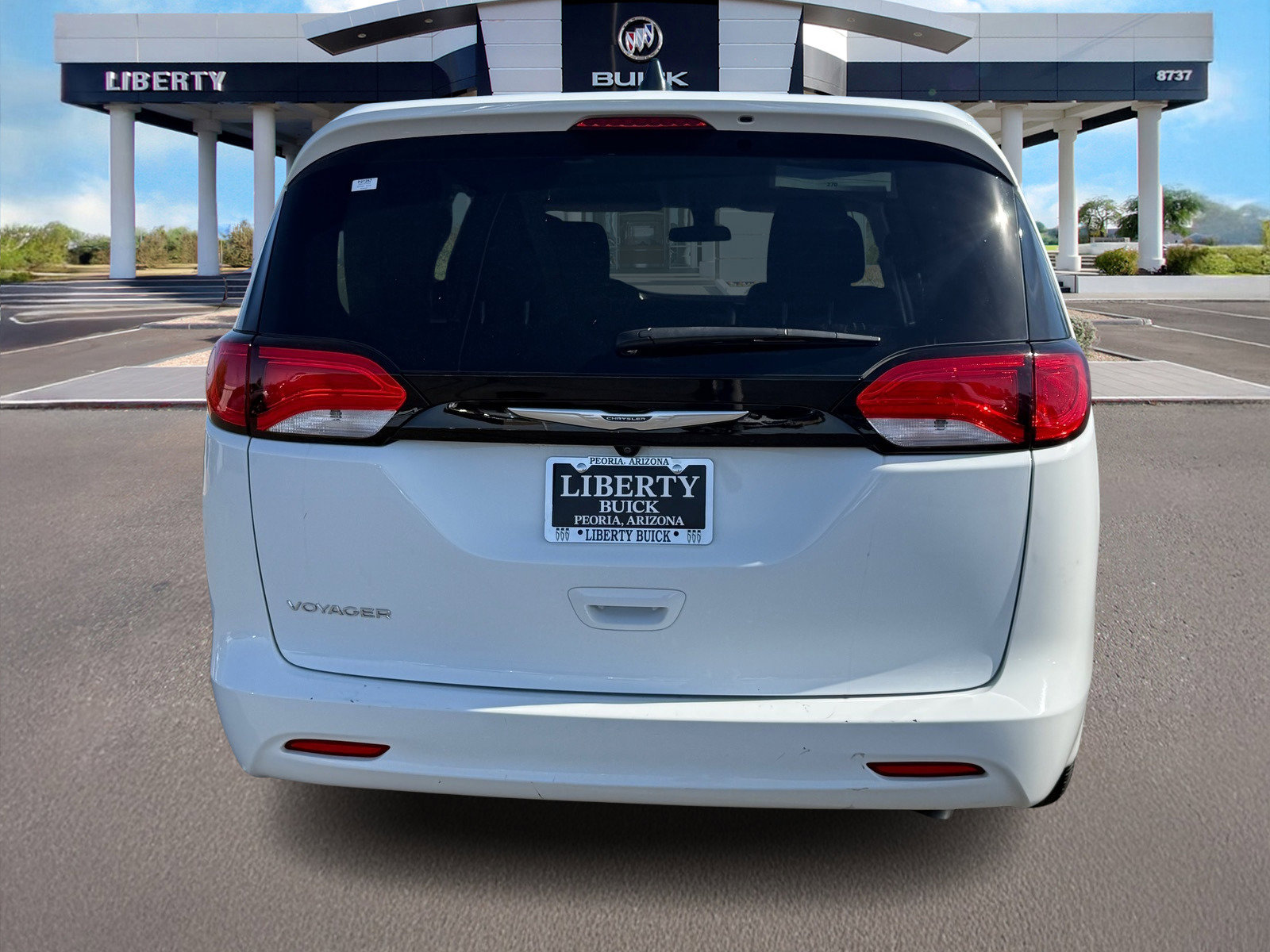 Used 2022 Chrysler Voyager LX image 4