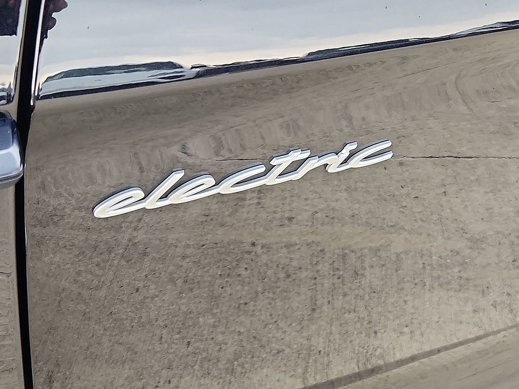 Certified 2025 Porsche Taycan image 30