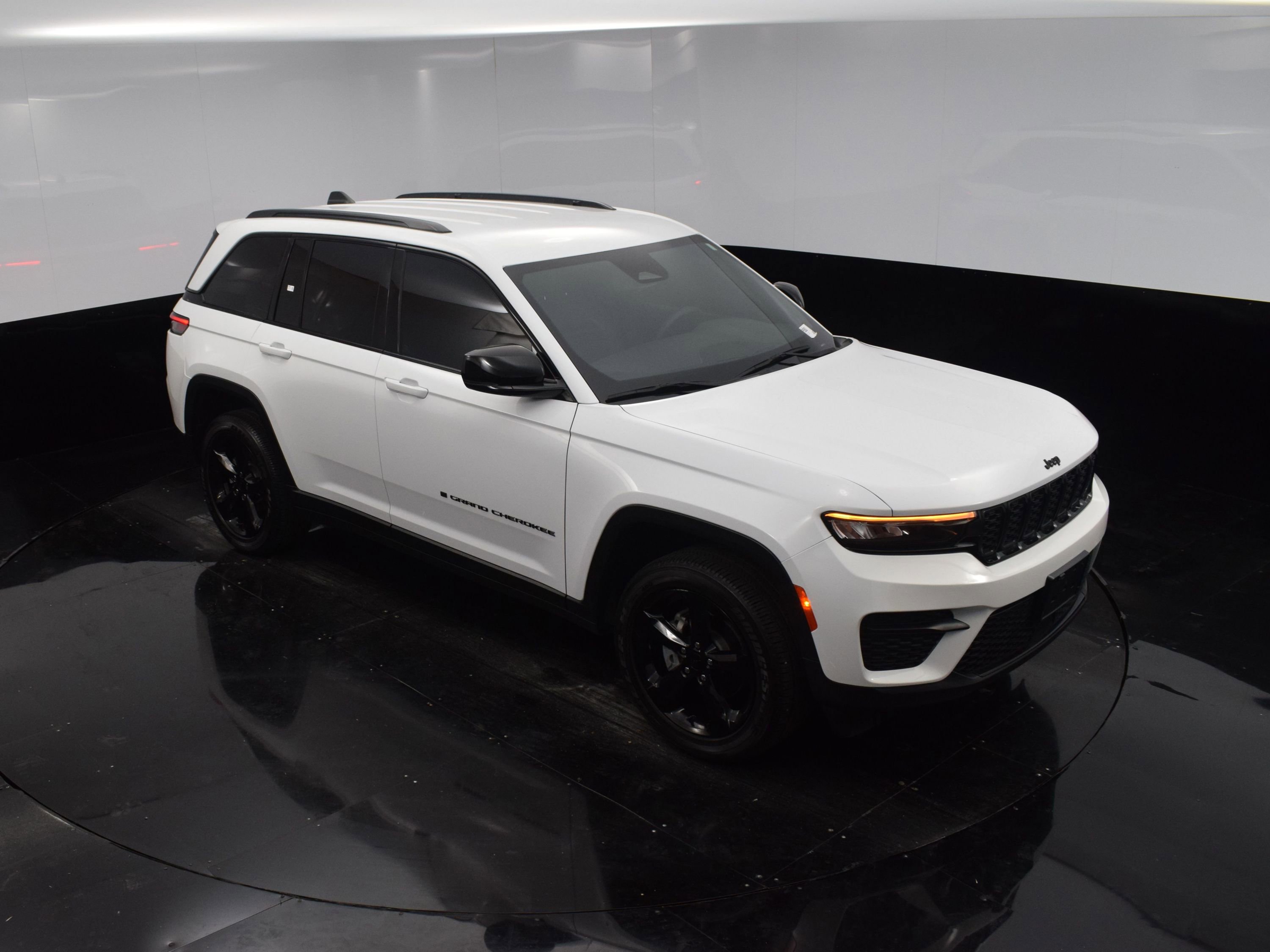 Used 2023 Jeep Grand Cherokee Altitude image 25