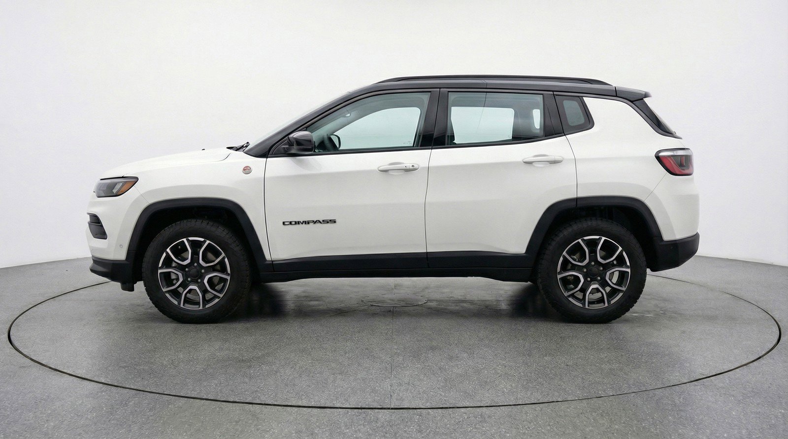 Used 2025 Jeep Compass Trailhawk image 5