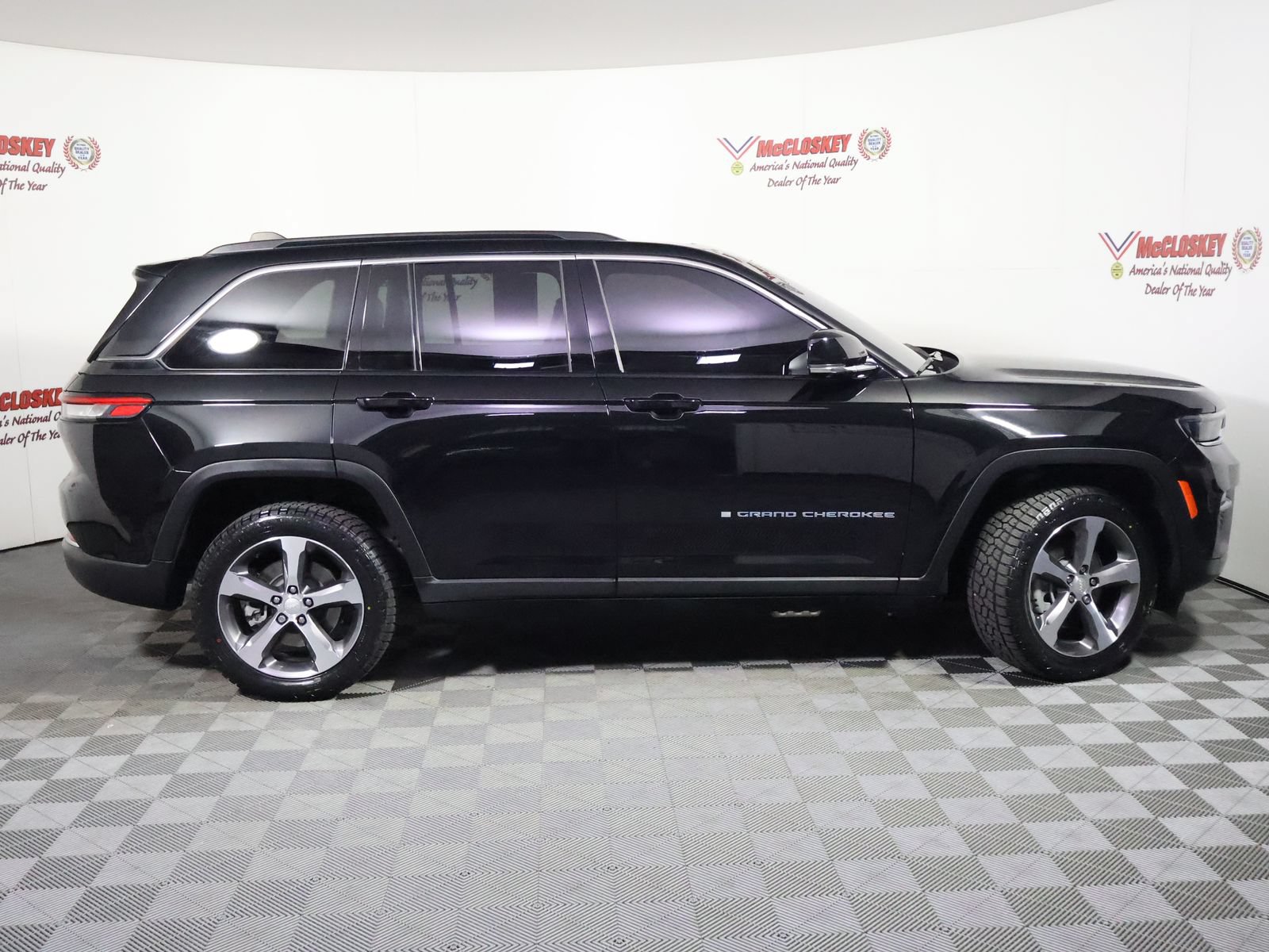 Used 2024 Jeep Grand Cherokee Limited 4xe w/ Luxury Tech Group II AWD/4WD image 2