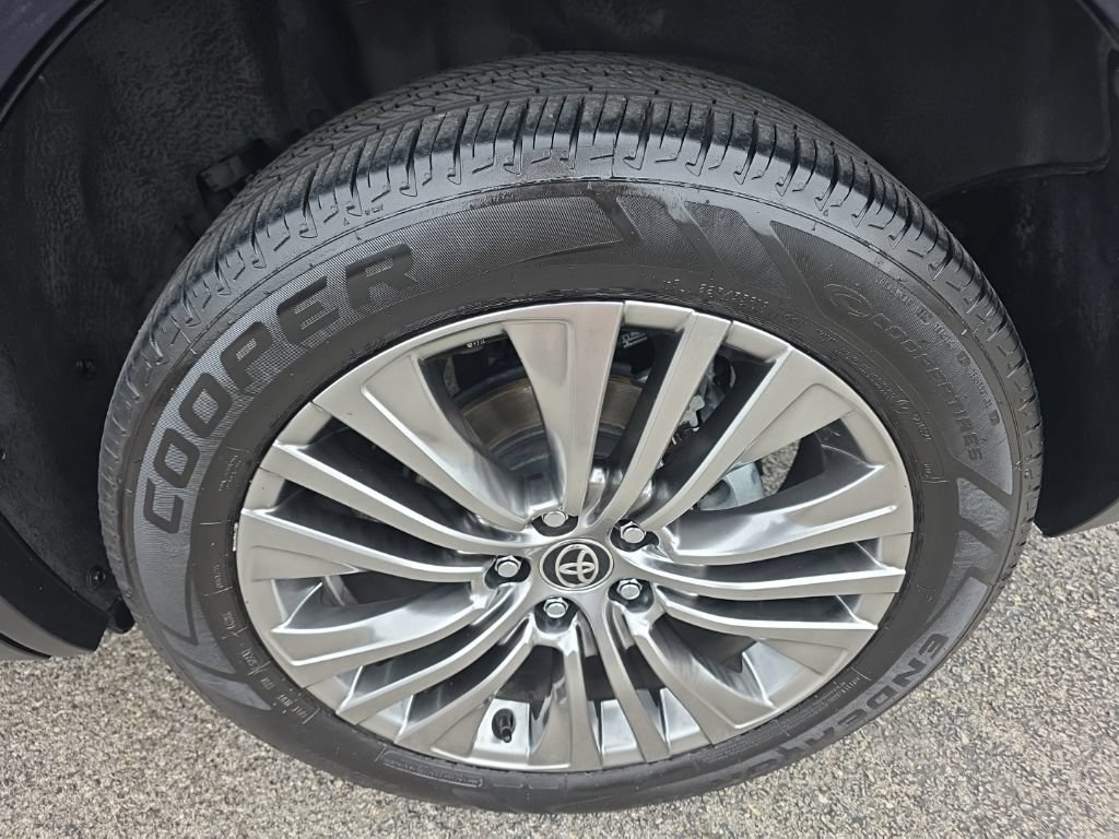 Used 2023 Toyota Venza Limited AWD/4WD image 8