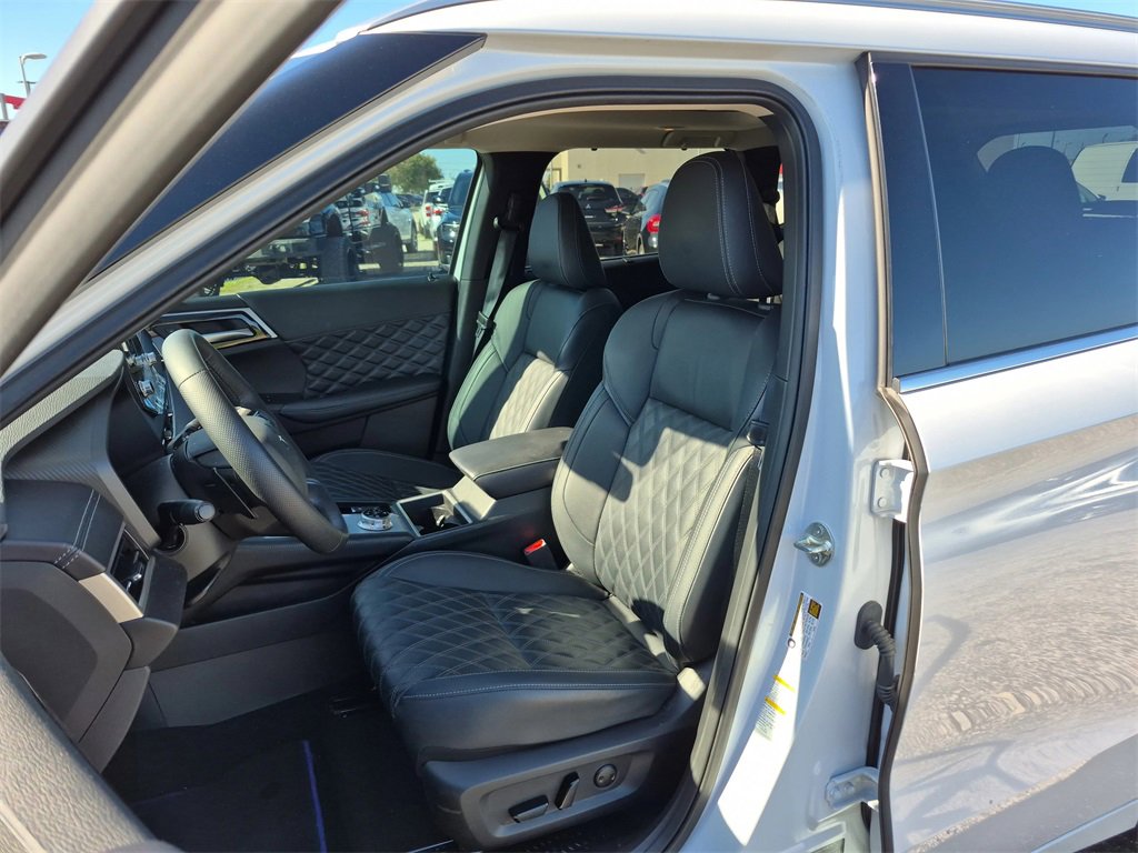 Used 2024 Mitsubishi Outlander 4WD Plug-In Hybrid image 33