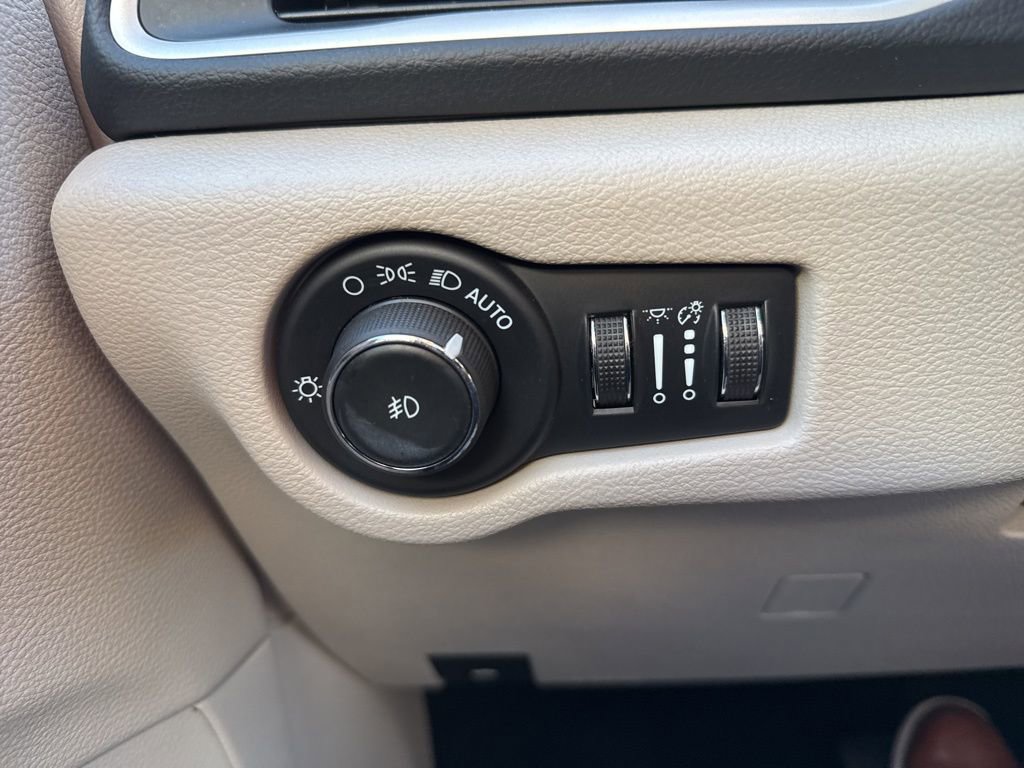 Used 2024 Chrysler Pacifica Touring-L image 18