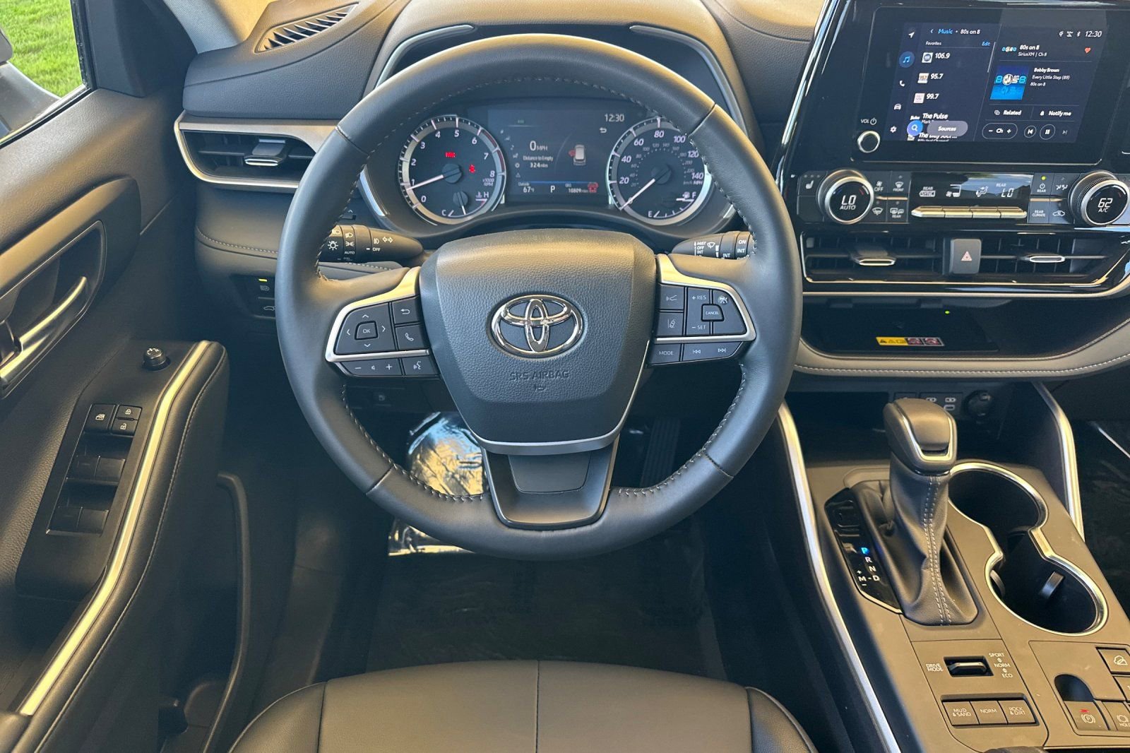 Used 2025 Toyota Highlander XLE AWD/4WD image 17