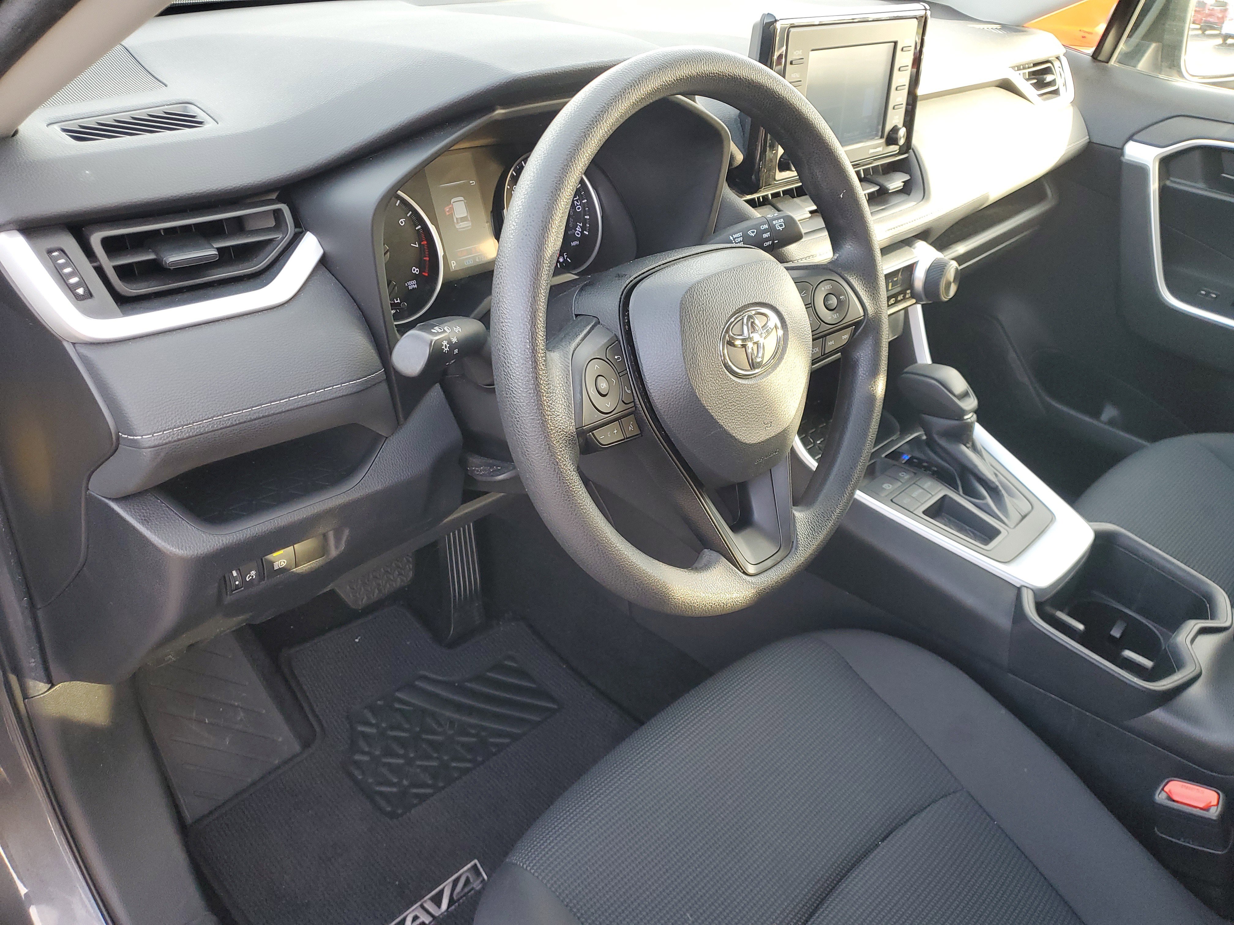 Used 2022 Toyota RAV4 LE image 12