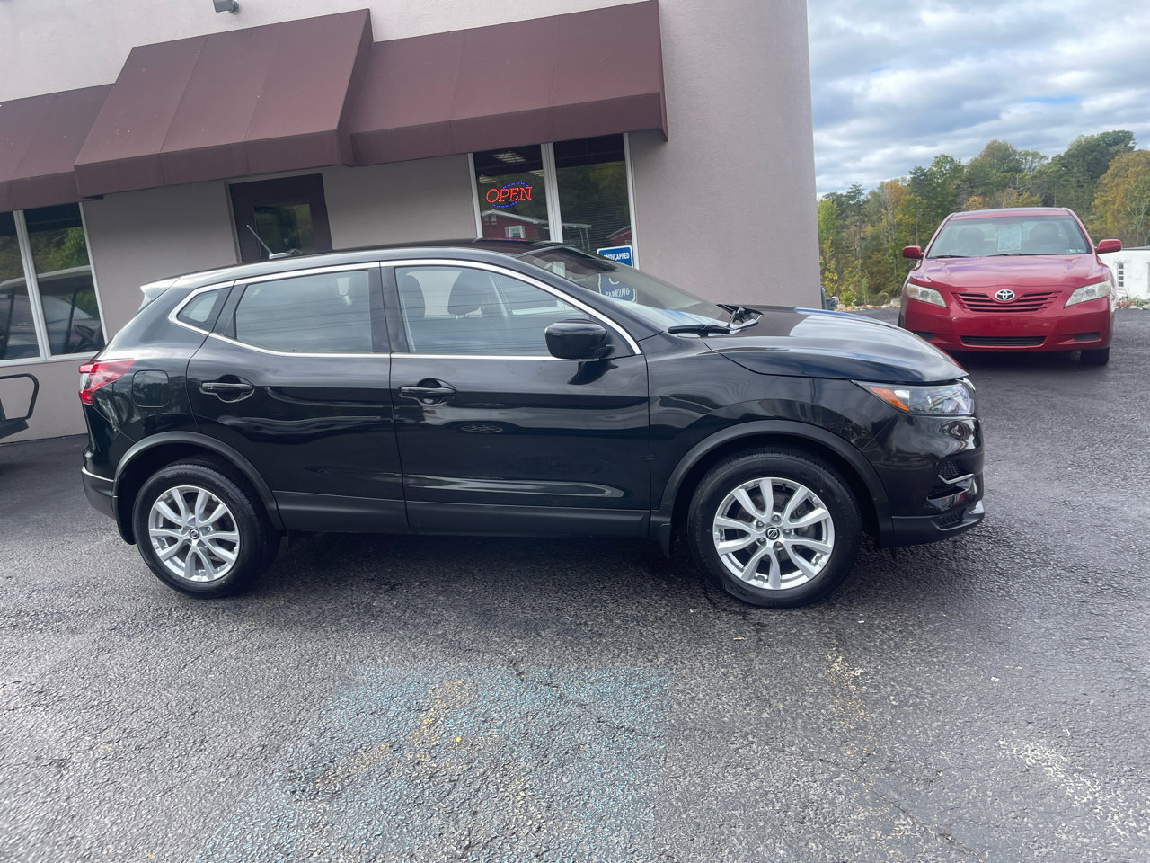 Used 2022 Nissan Rogue Sport S image 4