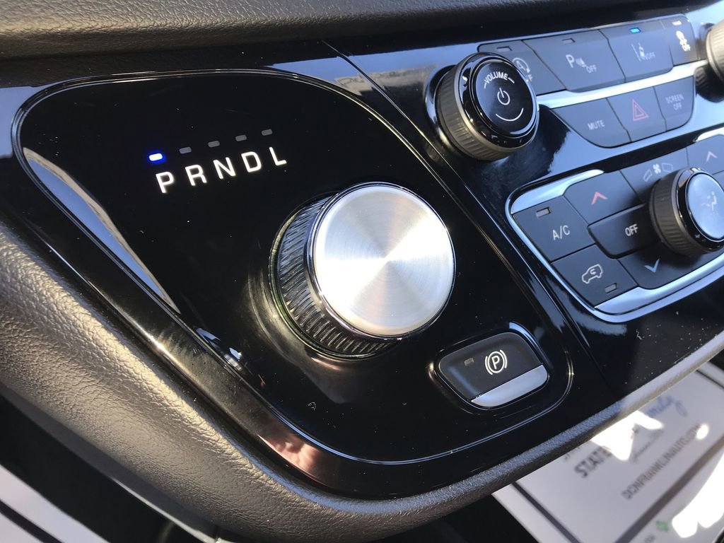 Used 2025 Chrysler Pacifica Select image 19