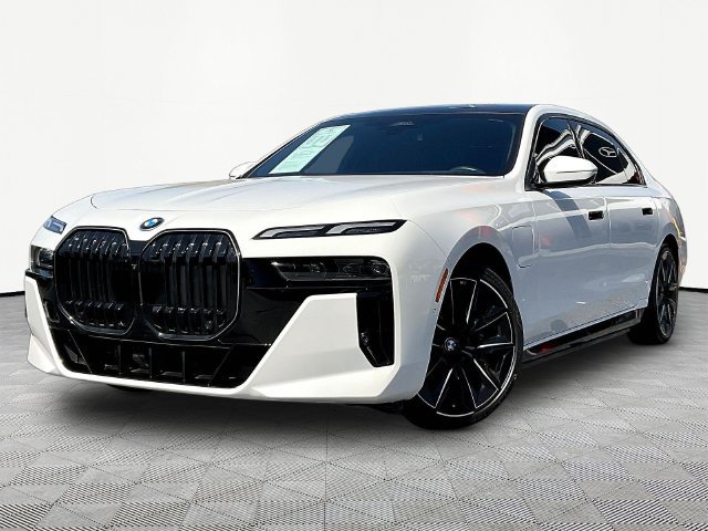 Used 2025 BMW 750e xDrive w/ Premium Package AWD/4WD image 3
