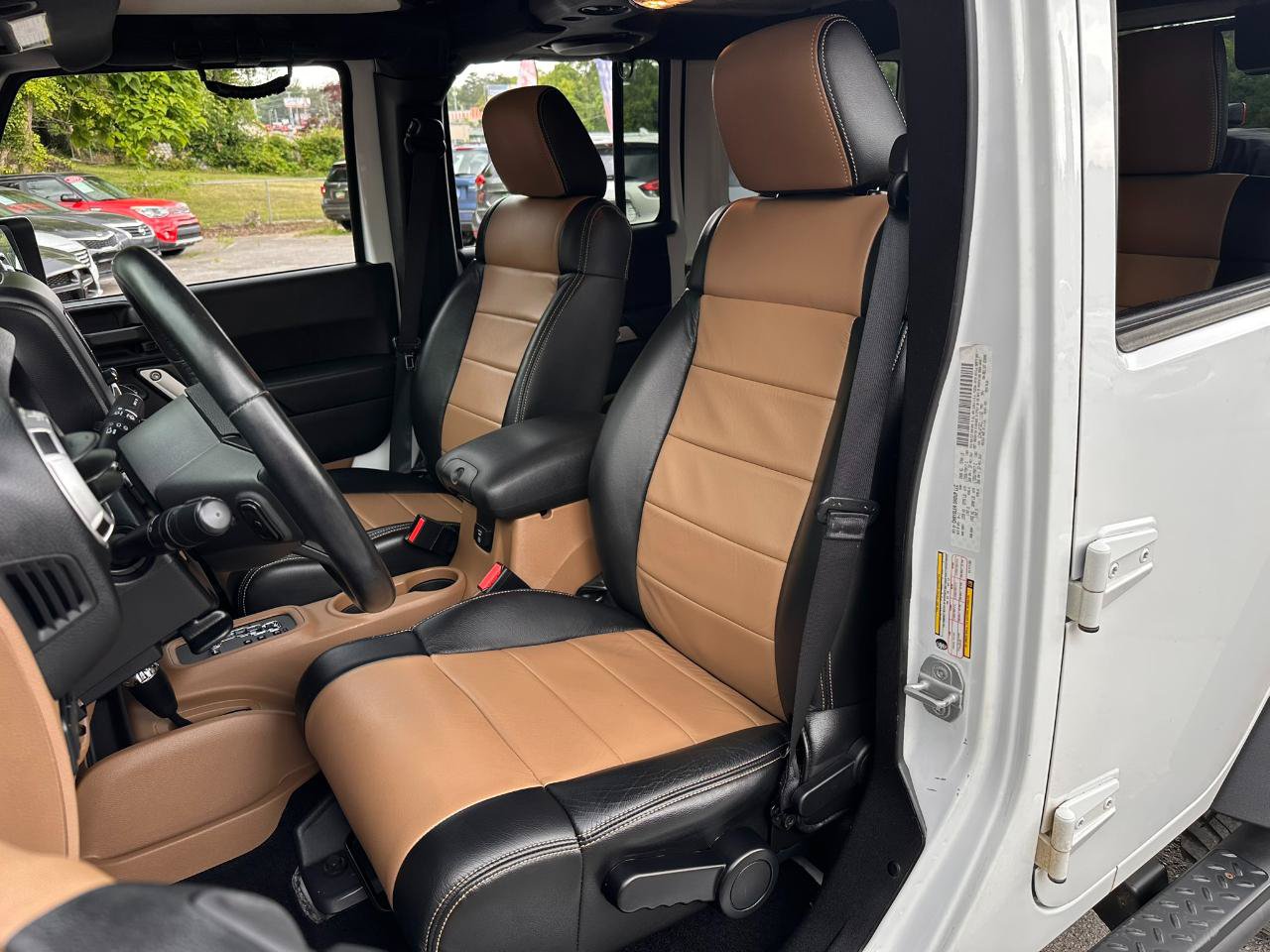 Used 2012 Jeep Wrangler Unlimited Rubicon w/ Connectivity Group AWD/4WD image 13