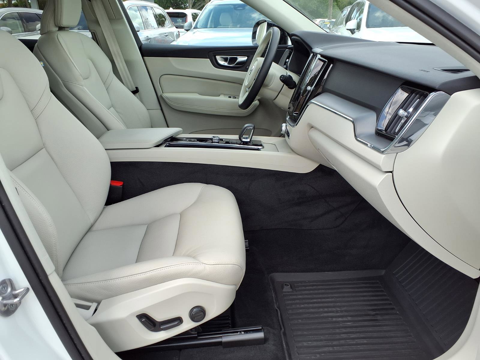 Certified 2025 Volvo XC60 B5 Core w/ Protection Package AWD/4WD image 11